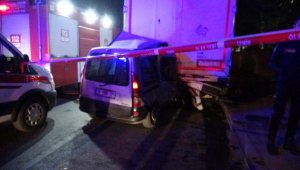 Hafif ticari araç park halindeki TIR'a çarptı: 1 ölü