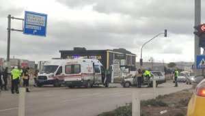 Hasta taşıyan ambulansa otomobil çarptı; 4 yaralı