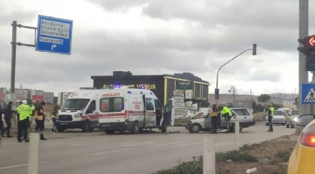 Hasta taşıyan ambulansa otomobil çarptı; 4 yaralı