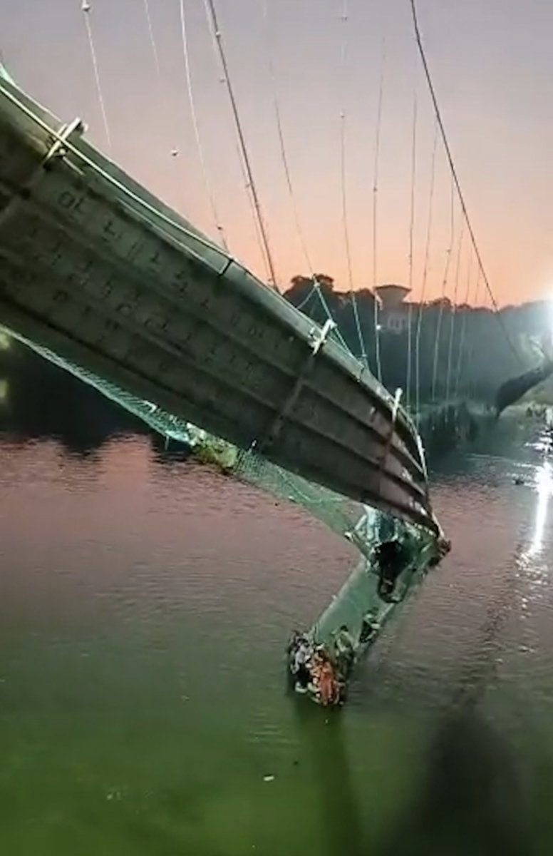 Hindistan'da köprü çöktü! Yüzlerce kişi nehre düştü.. En az 32 ölü