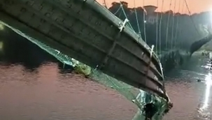 Hindistan'da köprü çöktü! Yüzlerce kişi nehre düştü.. En az 32 ölü