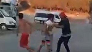 Hurdacı, 3 çocuğu darbetti; o anlar kamerada