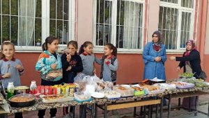 İhtiyaç sahibi arkadaşları için kermes düzenlediler