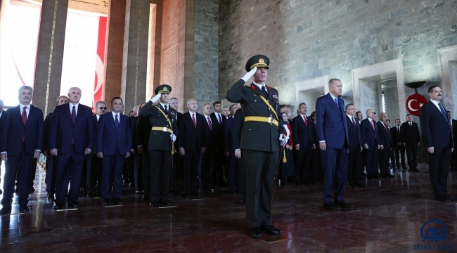 İktidar, muhalefet, üst düzey bürokratlar Anıtkabir'de Atatürk'ün huzurunda