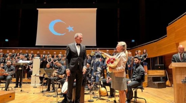 İtfaiye Haftası'nda İzmirli itfaiyeciler sahne aldı