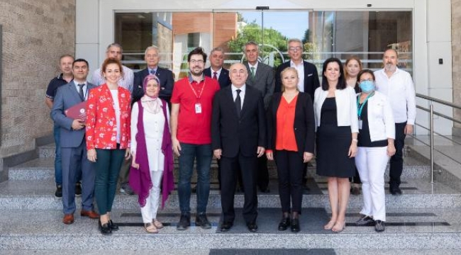 İzmir Yaşar Üniversitesi 'Beslenme Dostu' ilk üniversite oldu