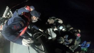 İzmir'de 73 kaçak göçmeni Sahil Güvenlik kurtardı