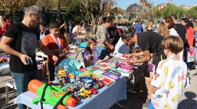 Çocuklar Karşıyaka'daki ikinci el oyuncak pazarında buluştu