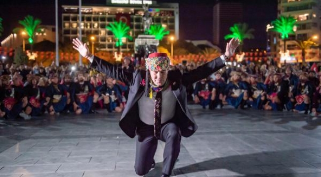 İzmir'de coşku! Başkan Soyer zeybek oynadı