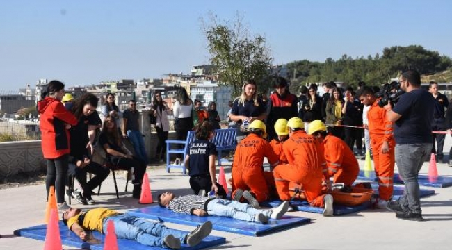 İzmir'de depreminin yıl dönümü öncesi geleceğin itfaiyecilerinden tatbikat