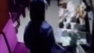 İzmir'de kuyumcu dükkanındaki hırsızlık anı güvenlik kamerasında