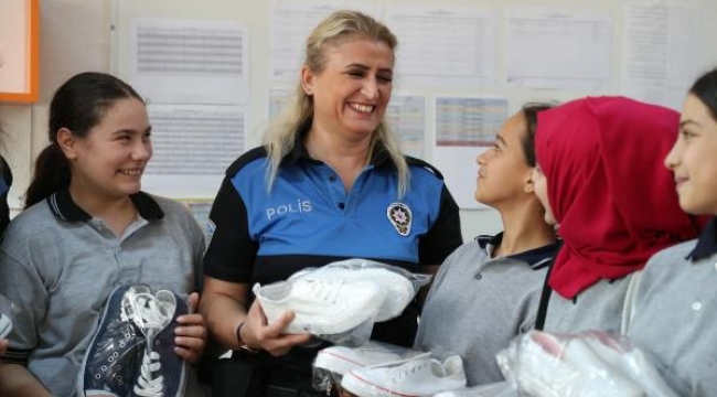 İzmir'de polis, Dünya Kız Çocukları Günü'nü kutladı  