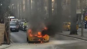 İzmir'de seyir halindeyken alev alan taksi yandı