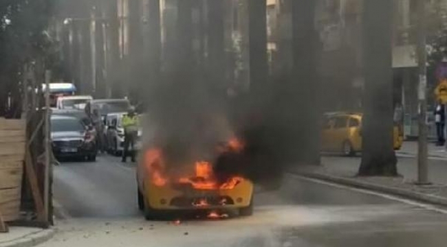 İzmir'de seyir halindeyken alev alan taksi yandı