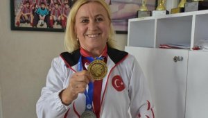 İzmirli öğretmen altın madalya kazandı