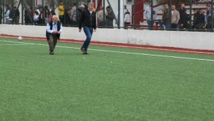 Kadınların maçında sahaya taş yağdı