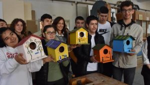 Kardeş okuldaki özel öğrencilerle kuşlara yuva yapıp, ağaçlara astılar