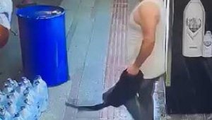 Kardeşinin marketine baltayla saldırdı