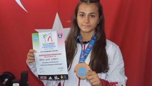 Kick boksçu Elif, adını dünyaya duyurdu