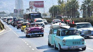 Klasik otomobillerle 29 Ekim korteji! Alsancak'tan Karşıyaka'ya