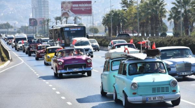 Klasik otomobillerle 29 Ekim korteji! Alsancak'tan Karşıyaka'ya