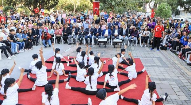 Konak'ta Cumhuriyet Bayramı coşkusu her mahallede yaşanıyor