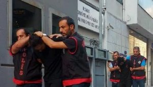 Kur'an-ı Kerim'u yırtan iki kişi tutuklandı