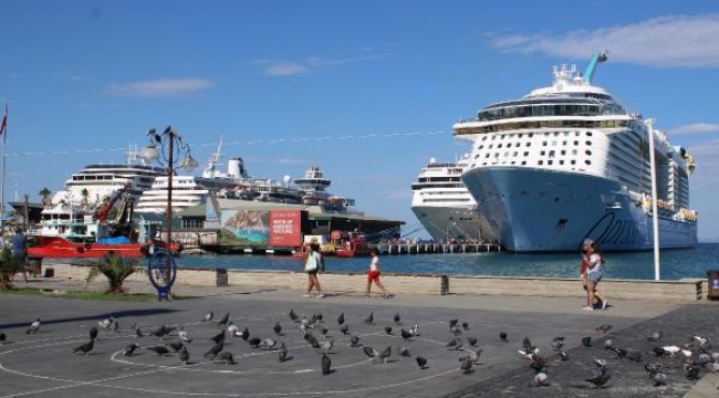 Kuşadası'na 4 kruvaziyerle 7 bin 879 turist geldi