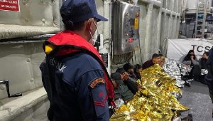 Kuşadası'nda Yunanistan'ın ittiği 27 göçmen kurtarıldı