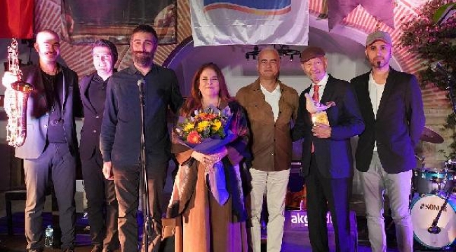 Kuşadası'nda Maffy Caz Onur Ödülü, sanatçı Hayati Kafe'nin oldu