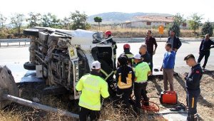 Manisa'da lastiği patlayan süt kamyoneti devrildi; şoför yaralı