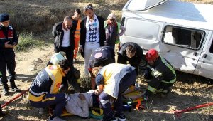 Manisa'da minibüs, şarampole devrildi; sürücü yaralı