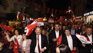 Menemen'de Cumhuriyet yürüyüşüne 30 bine yakın vatandaş katıldı