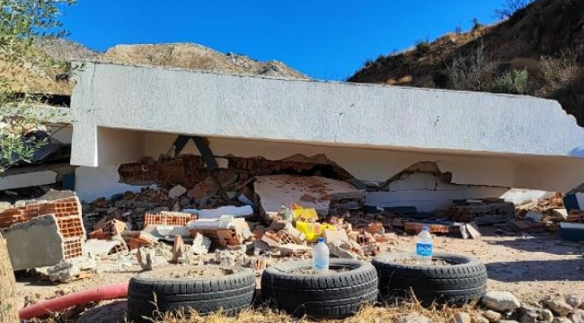 Milas'ın turistik mahallelerinde kaçak yapılar yıkılıyor