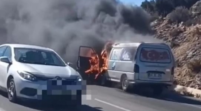 Seyir halindeki minibüs kül oldu