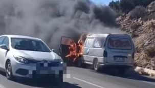 Seyir halindeki minibüs kül oldu