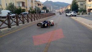 Motosiklet refüje çarptı; kasksız sürücü öldü