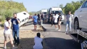 Muğla'da tur minibüsü otomobile çarptı: 1'i ağır 8 yaralı