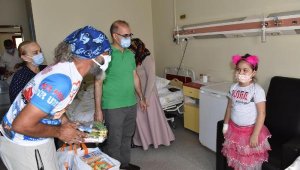 Oğlunun anısına lösemi hastası çocuklara oyuncak dağıttı