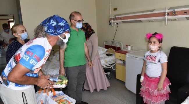 Oğlunun anısına lösemi hastası çocuklara oyuncak dağıttı