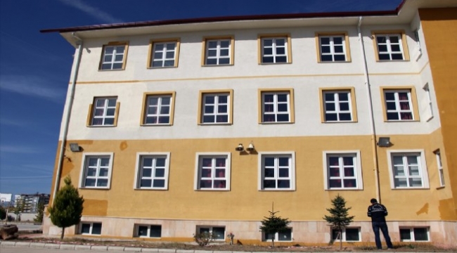 Okul çatısını tamir ederken düşerek hayatını kaybetti