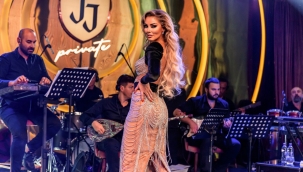 Petek Dinçöz'den kalça şov!