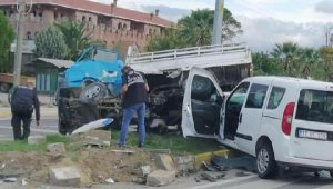 Polis aracı ile kamyonet çarpıştı: 2'si polis 3 yaralı
