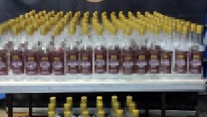 Polis otomobili durdurdu, 2 kardeş 228 şişe sahte rakıyla yakalandı 