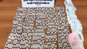 Polisi görünce attığı poşetten 560 sentetik ecza hap çıktı