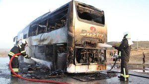 Seyir halindeki yolcu otobüsü alev alev yandı
