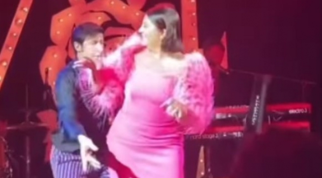 Sibel Can oğlunun düğününde şarkı söyledi