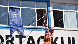 Öğrenciler camdan çıkarıldılar, alevlere müdahale ettiler