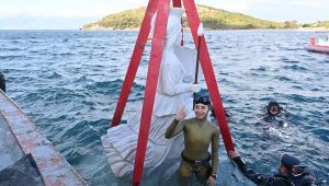 Su Altı Heykel Galerisi'nin ilk ziyaretçisi Şahika Ercümen oldu