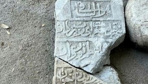 Tarihi mezar taşını çöpe attılar